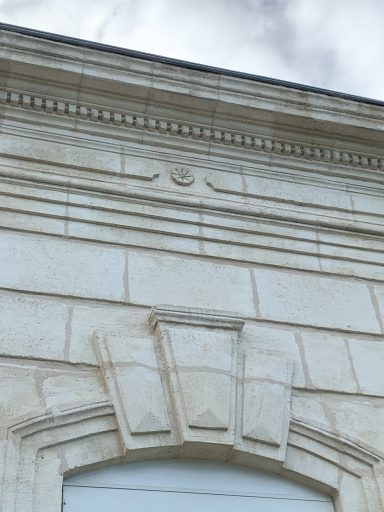 Restauration de moulures en pierre bordelaise sur une façade d'échoppe au Haillan Restauration de moulures en pierre bordelaise