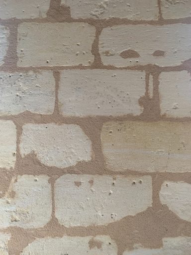 Finitions de joints à l'éponge sur mur intérieur pierre Finitions de joints à l'éponge sur mur intérieur pierre